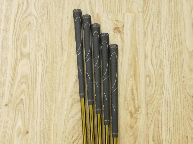 Iron set : Daiwa : ชุดเหล็ก Daiwa GIII (รุ่นท๊อปสุดๆ ของใหม่ 8 หมื่นบาท ออกปี 2016 หน้าเด้งสุดๆ COR 0.825 ใบใหญ่ ตีไกลมาก) มีเหล็ก 7-10,Pw (5 ชิ้น) ก้านกราไฟต์ Flex R